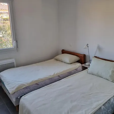 2 Bedrooms 60m - 4 People - דירה *