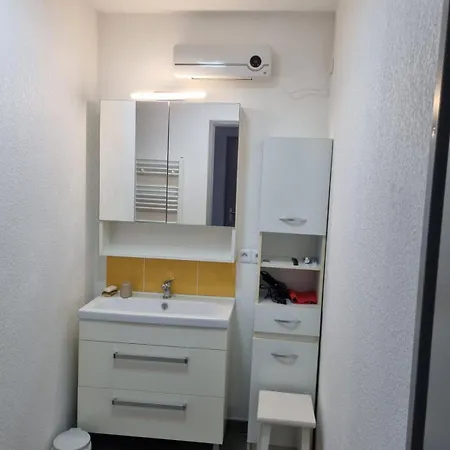 2 Bedrooms 60m - 4 People - *